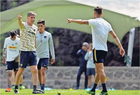  ??  ?? Michel González dirige el entrenamie­nto de Pumas