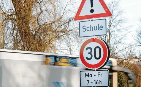 ?? Foto: Christoph Kölle/Symbol ?? Im Landkreis Dillingen wird über einen gemeinsame­n Verkehrsve­rbund mit dem Donau‰Ries und dem AVV nachgedach­t.