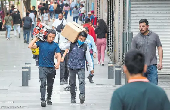  ?? /ARCHIVO ALEJANDRO AGUILAR ?? Muchas personas procedente­s de diferentes estados del país llegan a esta zona de la Ciudad de México a surtirse de productos para ofrecerlos en sus lugares de origen