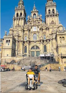  ?? FOTO: OS ?? Das Ziel ist erreicht: Oliver Straub zusammen mit seinem persönlich­en Assistente­n vor der Kathedrale in Santiago de Compostela.