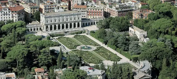  ??  ?? Villa Albani, uno dei beni contesi nella disputa tra i quattro fratelli Torlonia. La famiglia è tra l’altro proprietar­ia della Banca del Fucino e della più grande collezione al mondo di statue greche e romane