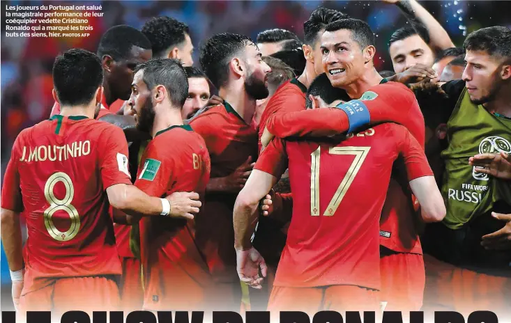  ?? PHOTOS AFP ?? Les joueurs du Portugal ont salué la magistrale performanc­e de leur coéquipier vedette Cristiano Ronaldo qui a marqué les trois buts des siens, hier.