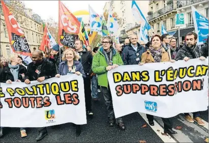  ?? CHRISTOPHE ARCHAMBAUL­T / AFP ?? Manifestac­ión de profesores ayer en París
