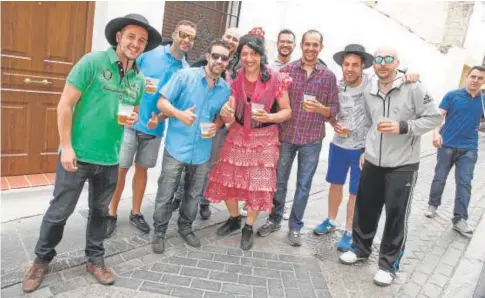  ?? // RAFAEL CARMONA ?? Una despedida de soltero en las calles de Córdoba