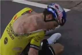  ?? Eurosport ?? Wout van Aert au tapis lorts de la course À travers la Flandre