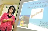  ?? BRIANIKA IRAWATI/JAWA POS ?? WASPADA: Dokter Ulinta Pasaribume­mberikan penjelasan dalam seminar di Adi Husada Cancer Center (AHCC) kemarin (26/4).