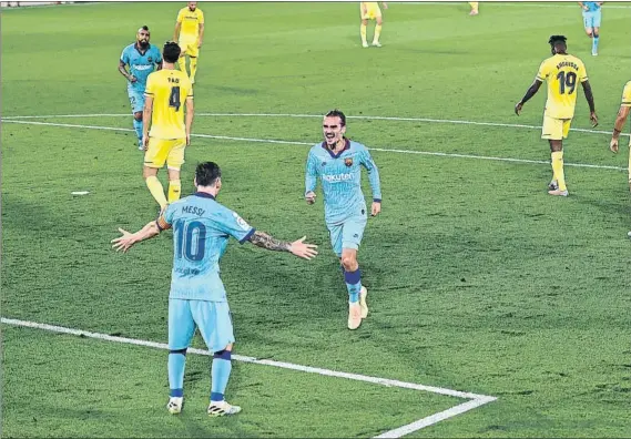  ?? FOTO: GETTY ?? El abrazo del gol unió a Leo Messi y Antoine Griezmann después de que el francés marcase de preciosa vaselina tras pase del argentino