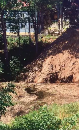  ?? FOTO: INGER STAVELIN ?? ET JUV: Johannes Sveen Ekrem (innfelt bilde) har sommerjobb som vaktmester på Steinersko­len. I går ble han vitne til steinraset ved Langsaevan­net.