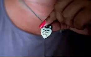  ?? ?? Shannon wears a necklace containing the ashes of her daughter, Makayla, during an interview at her home in Virginia Beach, Virginia.