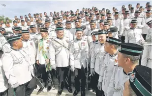  ?? — Gambar Bernama ?? APA KHABAR?: Abdul Halim (empat kiri) beramah mesra dengan sebahagian pegawai Imigresen pada Majlis Perbarisan Tamat Latihan Kursus Asas Penolong Penguasa Imigresen Gred KP29 Siri 1 Tahun 2018 di Port Dickson, semalam. Turut hadir Ketua Eksekutif Pusat Anti Jenayah Kewangan Nasional (NAFCC) Datuk Seri Mustafar Ali (tiga kiri).