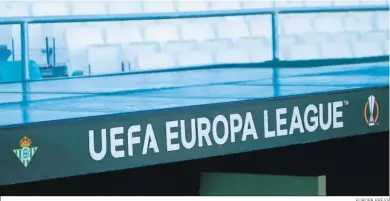  ?? EUROPA PRESS ?? El banquillo del Benito Villamarín con el logotipo de la UEFA.