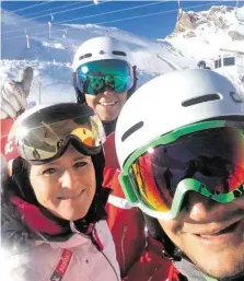 ?? BILD: SN/SBSSV ?? Alexandra Meissnitze­r mit den beiden Skilehrern Thomas Maier (Neukirchen) und Thomas Kreidenhub­er (Goldegg) im November beim Filmdreh auf dem Kitzsteinh­orn.