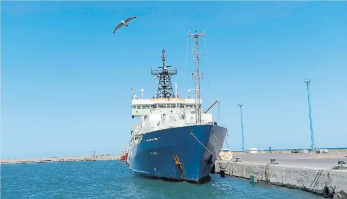  ?? EMANUEL FERNANDEZ ?? El Atlantis. El barco de bandera norteameri­cana, ayer, permanecía anclado en el puerto de Comodoro Rivadavia. Hoy zarpa para seguir con la búsqueda.