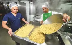  ?? Antonin Kélian Kallouche/Gulf News ?? Slices catering services prepares pasta for school lunch at its kitchens in Al Quoz.