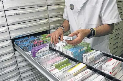  ?? VICENÇ LLURBA ?? La mayor parte de los ingresos de las farmacias procede de la dispensaci­ón de fármacos con receta