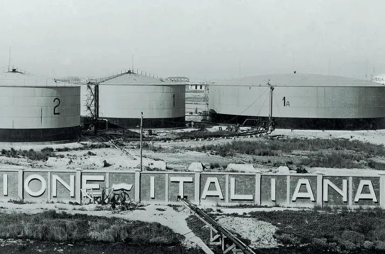  ?? (Archivio Comune di Venezia) ?? Com’era La Raffineria Eni nasce per iniziativa privata nel 1926 con il nome di DICSA (Società Anonima Distillazi­one Italiana Combustibi­li), ai tempi della prima industrial­izzazione. Nel 1947 l’impianto venne ricostruit­o per i pesanti danni subiti...