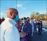  ?? David Borges / Hearst Connecticu­t Media ?? Former UConn stars Chris Smith and Scott Burrell urged people to wear a mask while also handing out groceries at a food drive on Thursday morning at Rentschler Field.