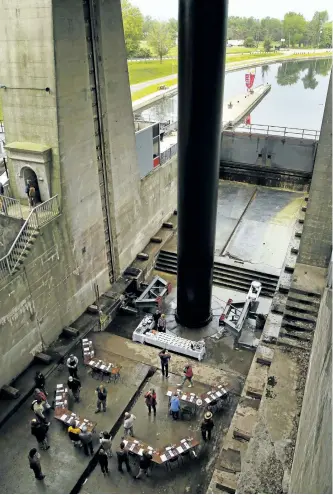  ?? CLIFFORD SKARSTEDT/EXAMINER ?? Peterborou­gh Lift Lock lockmaster Ed Donald gives a tour of the lift lock to 16 participan­ts before they experience­d under water dining created by chefs Brad Watt of Rare Grill House, Kevin McKenna of South Pond Farms and Mike Sterpin of Fleming...