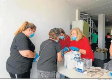  ?? ANDRÉS MORA PERLES ?? La edil de Asuntos Sociales, Carmen Lara, repartiend­o alimentos durante lo peor del estado de alarma.