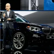  ??  ?? BMW Il direttore finanziari­o del colosso tedesco, Nicolas Peter (foto), ha presentato ieri al pubblico il nuovo modello di crossover X3 per il mercato americano, al Salone dell’Auto di Detroit