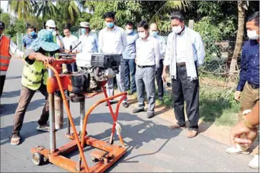  ?? PUBLIC WORKS MINISTRY ?? Minister Sun Chanthol inspected Hanshin’s work with the help of a specialise­d machine.