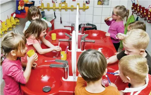  ?? Foto: dpa/Patrick Pleul ?? Zähneputze­n nach dem Mittagesse­n im Kindergart­en »Matroschka« in Frankfurt (Oder)