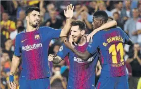  ?? FOTO: MANEL MONTILLA ?? Suárez, Messi y Dembélé, celebrando el tercer gol a la Juventus