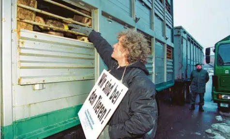  ?? Archivfoto: Ralf Lienert ?? Vor 20 Jahren in Westerheim, auf dem Hof von Landwirt Leonhard Kirchenste­iner: Weil seine Kuh Nelke positiv auf BSE getestet wurde, musste die ganze Herde vernichtet werden. Eine sinnlose Massentötu­ng, kritisiert­en Tierschütz­er – wie hier im Bild zu sehen.