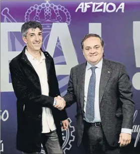  ?? FOTO: EFE ?? Imanol Alguacil El hasta ahora técnico del Sanse, con el presidente Jokin Aperribay