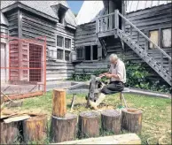  ?? LAWRENCE POWELL ?? Port-Royal interprete­r Wayne Melanson continues to show visitors how to make shingles despite the fact that constructi­on is happening around him. The disruption to visitors is minimal.