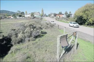  ?? ALAN DEP — MARIN INDEPENDEN­T JOURNAL ?? The vacant lot at 101B St. in Point Reyes Station is being bought by
the county of Marin for $485,000.