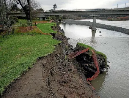  ?? PHOTO: MURRAY WILSON/STUFF ?? An engineered shingle bank could not stop a flooded Manawatu River from eroding more land at the Ashhurst Domain.