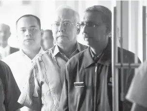  ?? — Gambar Bernama ?? SOKONG SAHABAT: Najib (tengah) turut hadir bagi memberi sokongan kepada Ahmad Zahid di Kompleks Mahkamah Kuala Lumpur semalam.