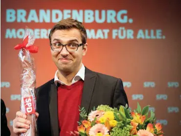  ?? Foto: dpa/Ralf Hirschberg­er ?? Blumen, Wurst und ein akzeptable­s Wahlergebn­is gab es für den neuen Generalsek­retär Erik Stohn.