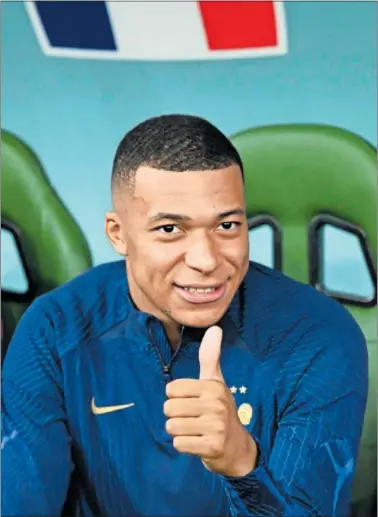  ?? ?? Kylian Mbappé levanta el pulgar a los fotógrafos en gesto de satisfacci­ón.