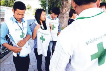  ?? PHA LINA ?? Independen­t Voluntary First Aid Team volunteers meet on Sisowath Quay near Freedom Park on Monday.