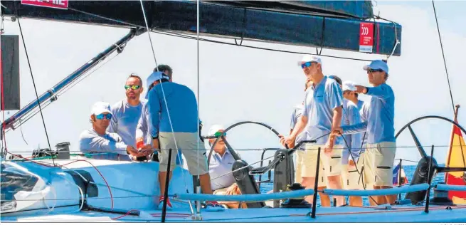  ?? LAURA G. GUERRA ?? Felipe VI navega en el Aifos de la Armada, en el que actúa como patrón ocasional, siendo el patrón titular el almirente Jaime Rodríguez Toubes.