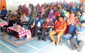  ??  ?? (Gambar kanan) RATUSAN ibu bapa dan penduduk Kg Kolapis yang menghadiri Program Kesedaran Pendidikan di Dewan Serbaguna Kg Kolapis, Beluran.