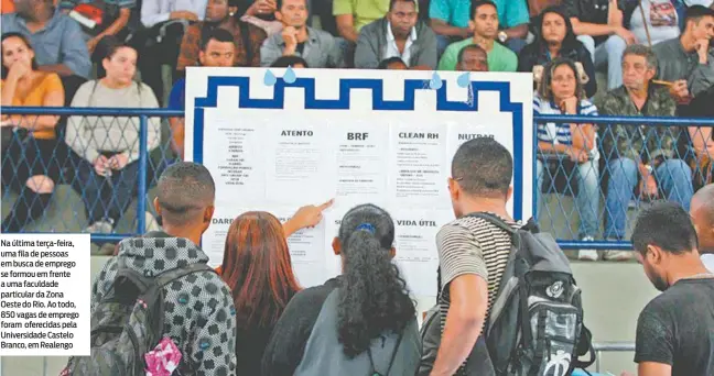  ?? ESTEFAN RADOVICZ/AGÊNCIA O DIA ?? Na última terça-feira, uma fila de pessoas em busca de emprego se formou em frente a uma faculdade particular da Zona Oeste do Rio. Ao todo, 850 vagas de emprego foram oferecidas pela Universida­de Castelo Branco, em Realengo