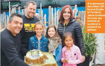  ??  ?? À la demande des hôtes Clifford et Émilie (à l’arrière), Jason Groleau (ici avec ses enfants et sa nièce) a préparé un gâteau.