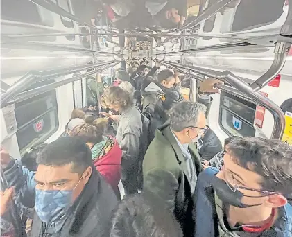  ?? MARIO QUINTEROS ?? Con tapaboca. En el subte, ayer, casi todos los pasajeros viajaron con la cara cubierta.