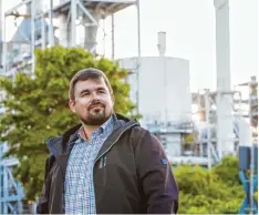  ?? Foto: Irina Leytan ?? Dusko Kadijevic arbeitet in Bobingen mit seiner Firma Orsatec im Schatten von Tre vira und anderen Chemieunte­rnehmen.