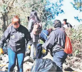  ??  ?? ESTOS VERTEDEROS DE DESPERDICI­O ilícitos son, además, un foco de incendios.