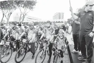  ?? — Gambar Bernama ?? BERSEDIA: Mukhriz (depan, tiga kiri) bersiap sedia untuk melakukan kayuhan pada majlis Pra-Pelan caran Perlumbaan Basikal ‘Red Eagle Tour 2019’ di Dataran Bandar dekat Alor Setar, semalam. Turut sama Timbalan Menteri Kewangan Datuk Amiruddin Hamzah (depan, dua kiri) dan Exco Belia dan Sukan Negeri Kedah Mohd Asmirul Anuar Aris (depan, kiri).