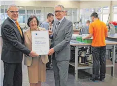  ?? SZ-FOTO: DANIEL HÄFELE ?? Otto Sälzle (r.) von der IHK überreicht Stefan Brand und Sieglinde Vollmer die Urkunde für „100 Jahre Ausbildung­sbetrieb Vollmer“.