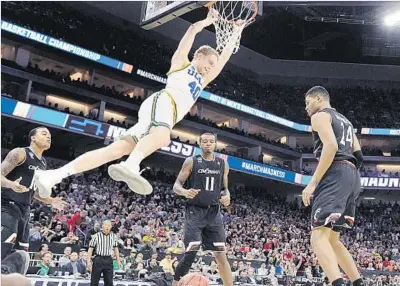  ?? Wally Skalij Los Angeles Times ?? GETTING GOOD HANG TIME, UCLA center Thomas Welsh dunks over Cincinnati’s Kyle Washington (24) and Gary Clark (11) for two of his 11 points. All five Bruins starters scored in double figures, led by freshman Lonzo Ball’s 18 points.