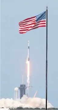  ??  ?? MISIÓN. El despegue del cohete de Spacex.