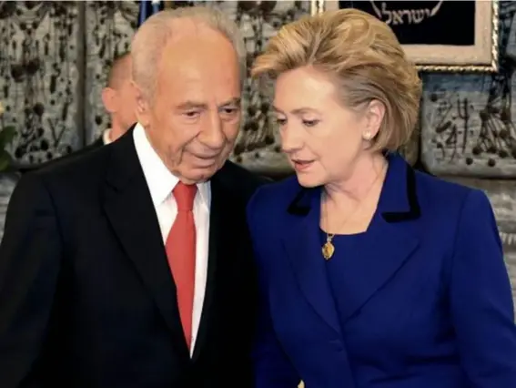  ?? (EPA) ?? Former Israel President Shimon Peres, who died yesterday, with then US Secretary of State Hilary Clinton in Israel in 2009