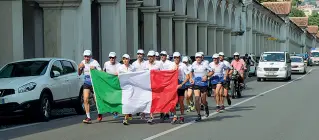  ??  ?? Rientro L’arrivo, ieri pomeriggio, a Monte Berico della staffetta «Lungo la strada del ritorno» (Optimabran­d)