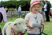  ??  ?? Isla Shaw, 3, of Winton and her prize lamb, Maui.